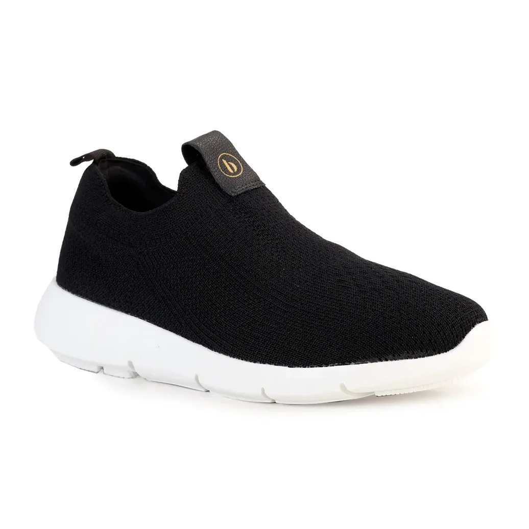 Vista lateral do tênis casual feminino Bebecê preto com solado branco e fechamento elástico